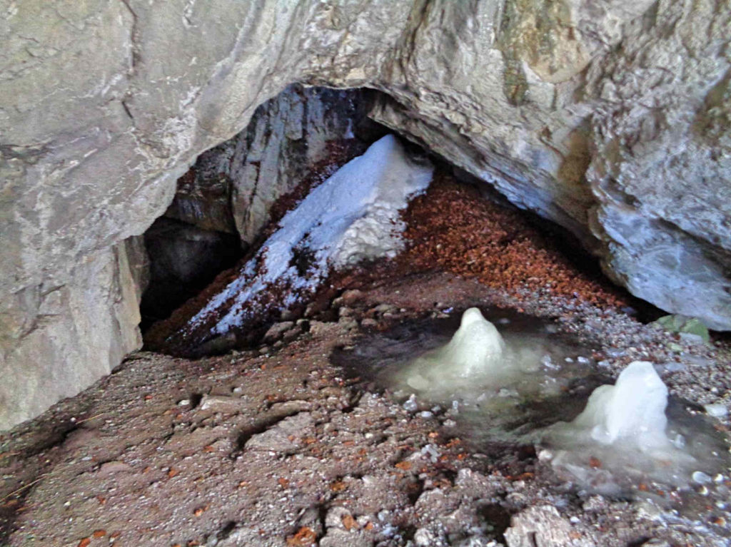Jaskinia Dziura w zimie