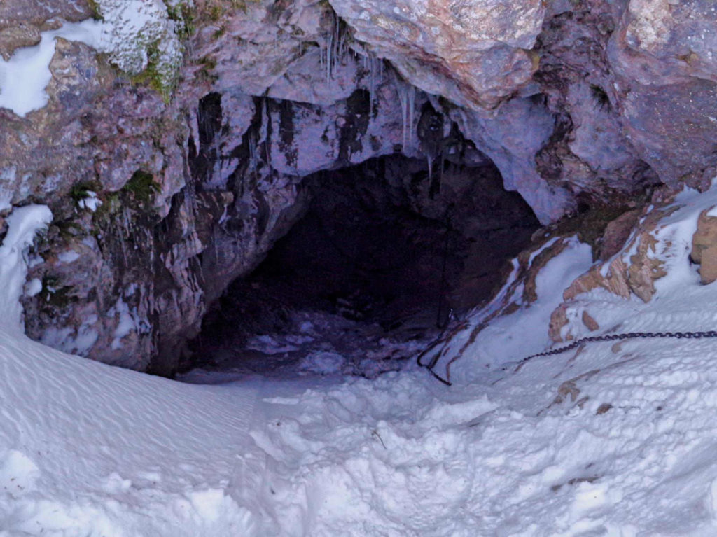 Jaskinia Smocza Jama w zimie