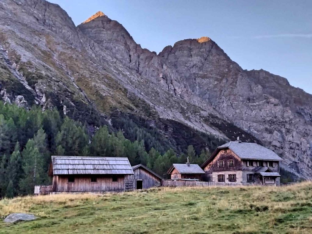 Alpejskie gospodarstwo na szlaku do Arthur von Schmid Haus